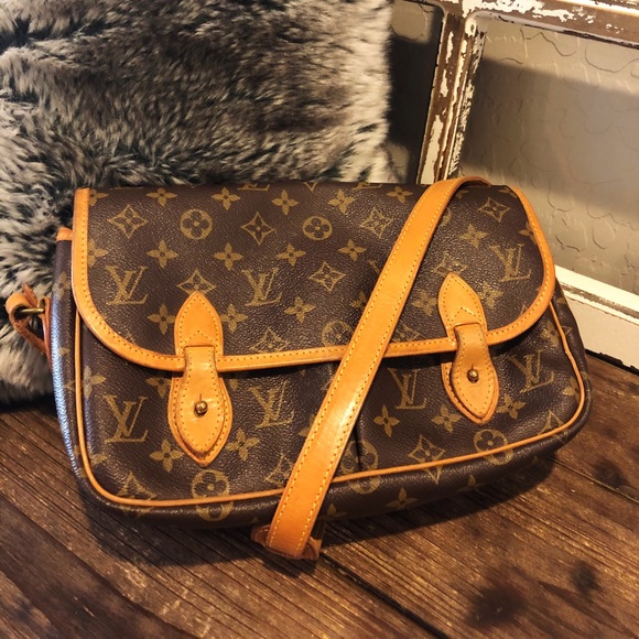 Louis Vuitton Handbags - Authentic Louis Vuitton Vintage Gibeciere MM Bag